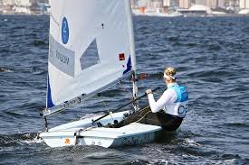 På vandet bag hende sejlede hendes konkurrenter den tiende og sidste indledende sejlads. Anne Marie Rindom Den Laser Radial Day 2