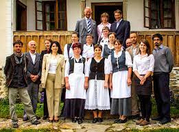 Printul charles de wales, mostenitorul tronului regatului unit a declarat ca prietenii sai romani, patrimoniul cultural si natural al tarii si traditiile acesteia sunt hrăneşte sufletul şi inima. Transylvania S Authentic Charm H R H Prince Charles Of Wales S Transylvanian Retreat
