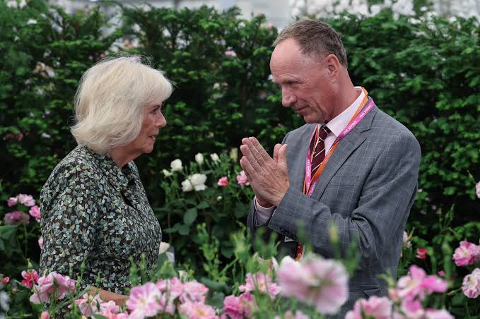 David Austin Roses chair dies aged 67 from rare brain disorder  Creutzfeldt-Jakob disease | The Independent