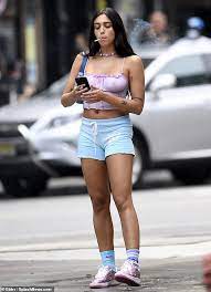 Despite launching a clothing line for macy's at age 13 and more recently appearing in select fashion campaigns, 'lola' as she is known. Lourdes Leon Enjoys A Smoke Break While Out With Friends In Nyc In 2021 Outfits Nyc Madonna Daughter Lourdes Leon