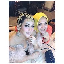 Aisyahrani, adik syahrini, isyaratkan lia ladysta segera disidangkan. Inilah 10 Gaya Adik Syahrini Yang Gak Kalah Cetar
