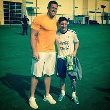 How old is lionel messi? Lionel Messi Poses Next To 6 Ft 5 In Nfl Star Jj Watt As Argentina Train In Texas Ahead Of Mexico Friendly Daily Mail Online