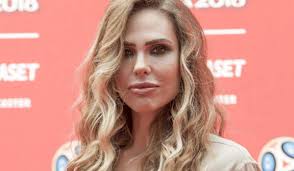 Ilary blasi ha documentato su instagram la nascita dei micetti di donna paola e la reazione di fuga romantica a parigi per totti e ilary blasi, ma i fan li criticano: Ilary Blasi E La Nuova Conduttrice De L Isola Dei Famosi 2020 Video