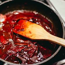 Sosse Braucht Man Immer Zu Einem Braten Am Besten Was Kraftiges Dauert Ein Wenig Aber Schmeckt Susslich Und Kraftig Zu Weinsosse Sossen Rezepte Rotweinsosse Rezept