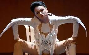 C'est un lieu d'exception où le show est. Le Crazy Horse Recrute Une Danseuse Amputee Pour Un Show Girl Bionique Video Charente Libre Fr