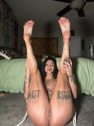 Cute pussy with cute toes to match : rAdorableNudes