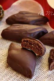 La vera ricetta dei strufoli è molto antica, che si tramanda nelle famiglie e la tradizione del natale vuole che si uniscano per ingredienti per 4 persone: I Mostaccioli Napoletani Sono Dei Morbidi Dolci Natalizi Tipici Della Tradizione Campana Dei Biscotti Speziati E Ricoperti Da Golo Dolci Ricette Ricette Dolci