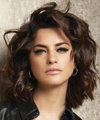 L’importante è che non sia pari, bensì destrutturato, ossia con tante scalature e completato con un bel ciuffo laterale. Pin Su Capelli