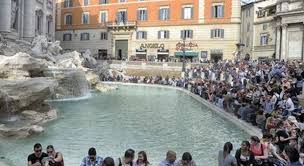 La fontana di trevi mai vista così bella camere doppie superior con vista sulla fontana di trevi con un letto matrimoniale, bagno in camera con doccia o vasca, asciugamani e asciugacapelli. Roma La Fontana Di Trevi Come Una Piscina Comunale Tre Bagni In Meno Di 24 Ore