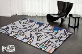 Die sammlung enthält klassische motive und bilder sowie zeitgenössische themen wie graffiti und moderne kunst. Codesigners Teppiche Urban London Collection
