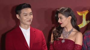 Exo S Lay Had An Interesting Moment With Bollywood Actress Amyra Dastur At The Premiere Night Of Their Movie Kung Fu Yo Bollywood Actress Actresses Bollywood
