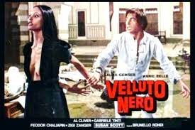 Accessori metallici con finitura dorata. Velluto Nero Film 1976 Futuro Europa