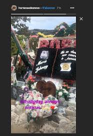 Laeticia hallyday vient de se rendre pour la dernière fois de l'été sur la tombe de johnny ! A Saint Barth La Tombe De Johnny Hallyday A Pratiquement Disparu Benin Web Tv