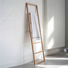 Handtuchhalter aus holz sind ein praktischer einrichtungsgegenstand im badezimmer, um die handtücher zum trocknen aufzuhängen und zu verstauen. Handtuchleiter Hip Bei Torquato De Kaufen