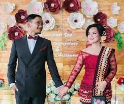Hadir dengan warna putih tulang, kebaya ini cocok untuk akad maupun resepsi. Martumpol Day Albert Hapny By Sas Designs Bridestory Com