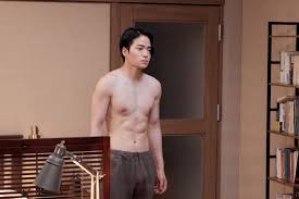 ベッドルームで佇む上半身裸の菊池風磨！『私たちが恋する理由』第5話で黒澤と葵との恋に爆速の急展開 – THE FIRST TIMES