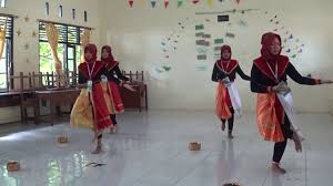 Tata rias yang digunakan oleh penari juga menggabungkan riasan india, seperti bindi, serta gelang kaki, dan jawa klasik. Tari Manipuri Uprak Seni Tari 2017 Youtube