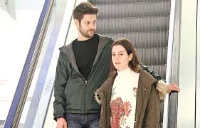 Oyuncu serhat teoman, önceki gün sevgilisi leyla feray'la akmerkez'de görüntülendi. Serhat Teoman Sevgilisiyle