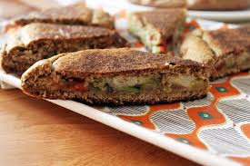 Setacciate la farina 0 in un'ampia ciotola e aggiungete il sale, lo zucchero e il lievito istantaneo per torte salate. Focaccia Vegana Integrale Senza Lievito In Padella