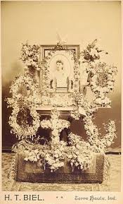 A Land Of Deepest Shade Victorian Home Memorial Shrines Funeral Photography Victorian Wreath