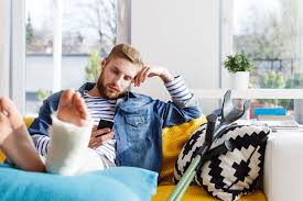Bone, like most tissue in the body usually, it will hurt to press on it, and the pain will get progressively worse as you run on it, eventually hurting while walking or even when you're not. All You Need To Know About Stress Fractures
