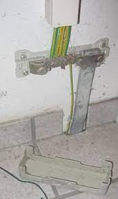 Potentialausgleich — elektrische verbindung, die die körper elektrischer betriebsmittel und fremde leitfähige teile auf gleiches oder annähernd gleiches potential bringt, d. Potentialausgleich Wikipedia