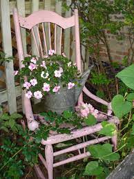 Old Rocking Chair Painted Pink In My Garden Gardening Plants Flowers Arte De Jardines Jardineria Artistica Sillas Para Jardin