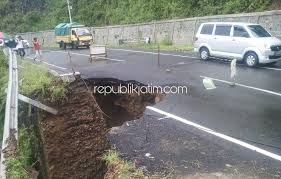 Apa yang anda bayangkan ketika mendengar nama pacitan? Jalan Ambles Dinas Pu Propinsi Jatim Bakal Bangun Site Pile Jalur Ponorogo Pacitan