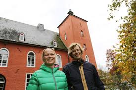 President von der leyen was appointed by national leaders and elected by the european parliament after she presented her political guidelines. Bloemersheim Ein Schloss So Wie Im Marchen Neukirchen Vluyn