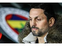 Emre belözoglu former footballer from turkey central midfield last club: Turkiye Fenerbahce Ile Tanidi Emre Belozoglu Ndan Erol Bulut A Surpriz Telefon Web Aslan Galeri