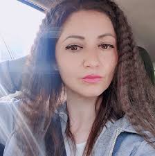 Mama cu cezariană. O cameră rece, o mamă, doctori și asistente care vorbesc  despre micul dejun. Intrare, sondă, anestezie. Anxietatea i-a revărsat  pieptul luni de zile pentru a-și cunoaște fiul. Mama cu