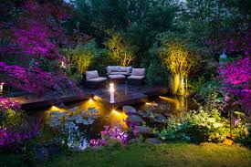 Ein Besonderer Zauber Legt Sich In Der Abenddammerung Uber Den Lebensraum Garten Wenn Teich Pool Und Liebl Outdoor Dekorationen Licht Im Garten Terassenideen