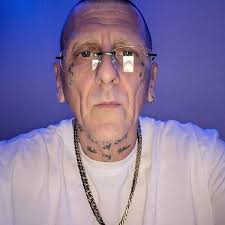 👤 Emma sent you a private message 5 minutes ago "Where are you from?"