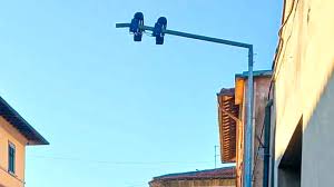 Bientina: un semaforo sotto i ferri per migliorare la sicurezza stradale