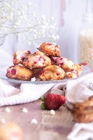 Rochers Coco Fraises Et Chocolat Blanc Caillebot Le Debut De La Faim Recette En 2020 Fraise Au Chocolat Rochers Coco Recette A Base De Noix