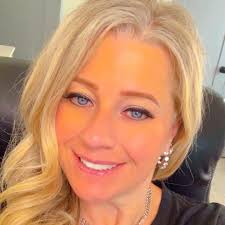 Esta como nuevo poco tiempo de uso viene con su base plastica que va en el  asiento del carro, super cómodo a mi bebé le encanta pero ya le queda  pequeño ,me