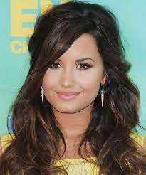 Demi Lovato Long Curly Dark Brunette Half Up Hairstyle With Side Swept Bangs And Brunette Highlights Hair Styles Demi Lovato Hair Half Up Hair