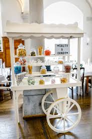 Die klassische candy bar ist ein trend, der aus den usa nach europa gekommen ist und nicht nur schweizer, sondern auch brautpaare aus ganz europa wichtigstes merkmal der candy bar ist es ausserdem, dass sie wunderschön dekoriert ist und jeder hochzeitsfotograf mindestens ein foto von. Candybar Zur Hochzeit In 2020 Candy Bar Candy Bar Wedding Wedding Cakes Rustic Vintage