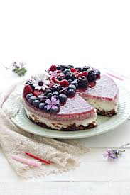 Si prepara in semplici mosse, non richiede destrezza particolare e non va cotto: Torta Fredda Senza Cottura Ai Frutti Di Bosco E Cocco La Ricetta Che Vale