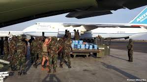 Die bundeswehr wird auf einen überwachungsballon zum schutz ihres feldlagers in gao in mali verzichten müssen. Soldiers Unloading A German Transall In Bamako Photo Bundeswehr Handout Dpa Military German Fighter Jets