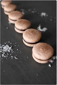Macarons Chocolat Noir Et Fleur De Sel Chefnini Macaron Chocolat Recette Macaron Macaron