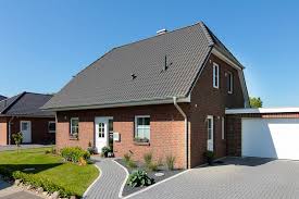 Klassisches Einfamilienhaus Mit Rotem Klinker Und Kruppelwalmdach Eco System Haus Einfamilienhaus Haus Massivhaus