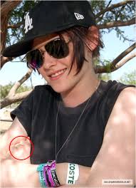 Robert Pattinson & Kristen Stewart Blog: Kristen, You Do Love That Gold  Ring Of Yours!!