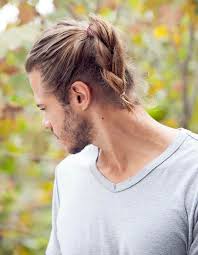 1001 Idees Tresse Homme Au Croisement Des Genres Chignon Pour Homme Cheveux Long Homme Tresses Homme
