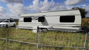 Il est un peu en pente tres sec et comme les paysans attendent tous tranquillement que leurs terrains passent au constructibles vous pouvez toujours rever pour les vrais prix. L Achat De Terres Agricoles Par Les Gens Du Voyage Va Se Developper
