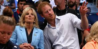 Harry och jill biden träffades första gången i maj 2013, på en tillställning i washington dc för amerikanska soldater som skadats i tjänsten. Joe Biden Joked About Prince Harry And Jill Biden Friendship Insider