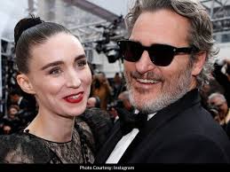 Keanu reeves' gift to rooney mara & joaquin phoenix. Oscars 2020 Netizens Go Gaga Over Joaquin Phoenix And Rooney Mara S Cute Pda On The Red Carpet English Movie News Times Of India