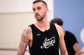 Andreas muller ad amici speciali. Andreas Muller Fa Una Promessa Prima Di Amici E I Fan Sognano Il Tempo