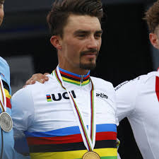 Julian alaphilippe won stage two of the tour de france in a sprint finish to claim the yellow jersey in nice. Alaphilippe Will Die Zeit Im Regenbogentrikot Geniessen Radsport News Com