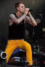 Considerând relația dintre machine gun kelly (pe adevăratul nume colson baker) și megan fox, putem crede că filmul midnight in the switchgrass va fi unul romantic. Machine Gun Kelly Musician Wikipedia
